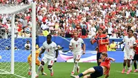 Bek Norwegia, Torbjorn Heggem, merayakan gol yang kemudian dianulir setelah tinjauan VAR dalam laga perempat final Piala Dunia 2026 antara Norwegia kontra Inggris di Miami Stadium, Miami Gardens, Minggu (12/7/2026) pagi WIB. (AFP/Chandan Khanna)