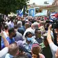 Foto Presiden Kuba Miguel Diaz-Canel (tengah) terlihat selama demonstrasi yang diadakan oleh warga untuk menuntut perbaikan di negara itu, di San Antonio de los Banos, Kuba, pada 11 Juli 2021 (AFP)