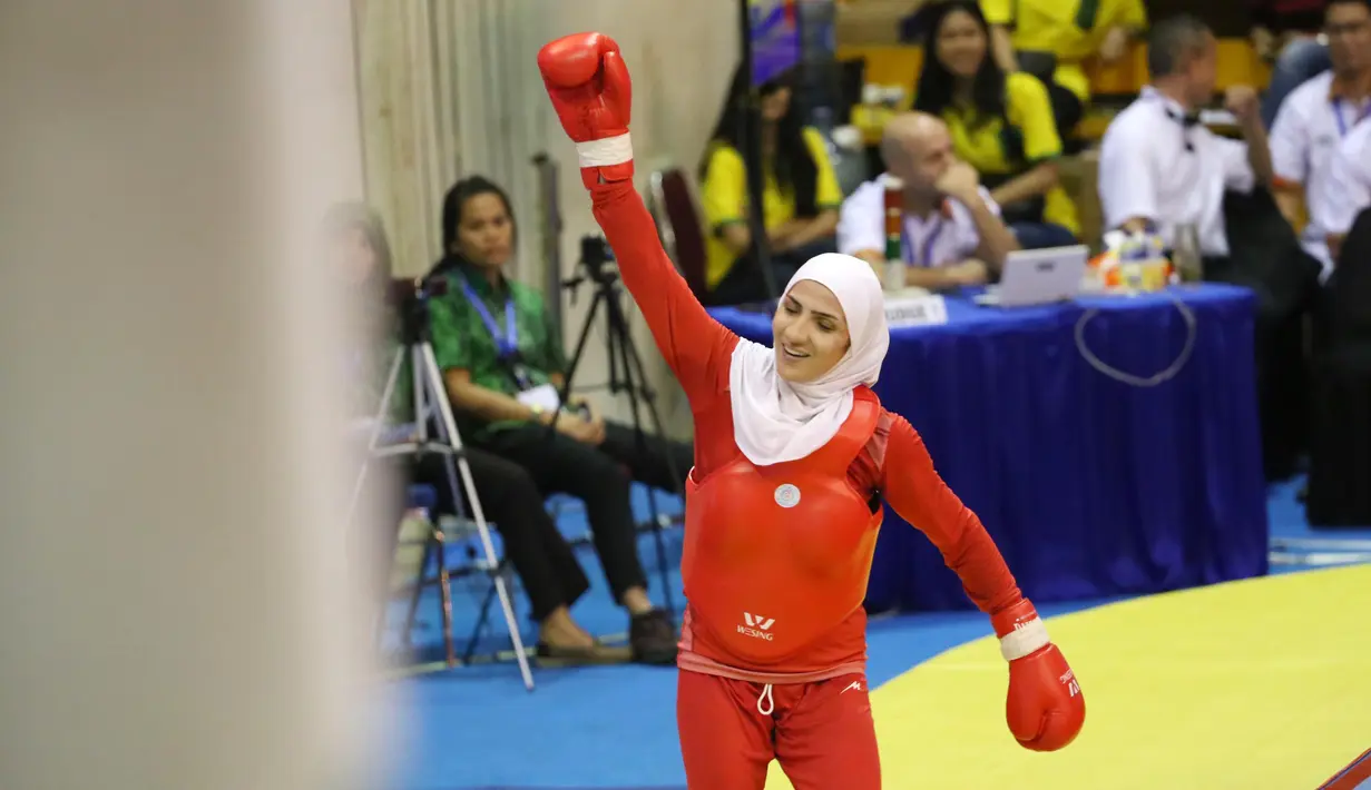 Atlet Wushu Iran, menyapa penonton usai mengalahkan lawannya dari Vietnam pada Kejuaraan Dunia Wushu 2015 di Istora, Senayan, Jakarta, Rabu (18/11/2015). (Bola.com/Nicklas Hanoatubun)