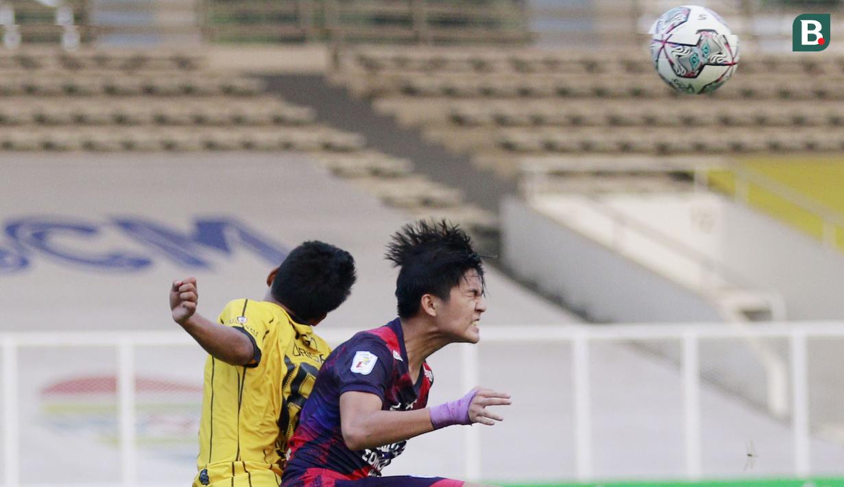 Memasuki babak kedua, RANS Cilegon FC berhasil mendominasi permainan. Namun, Perserang Serang memiliki kesempatan pada menit ke-59. Sayang tendangan dari pemain Perserang Serang masih tipis di atas gawang. (Bola.com/M Iqbal Ichsan)