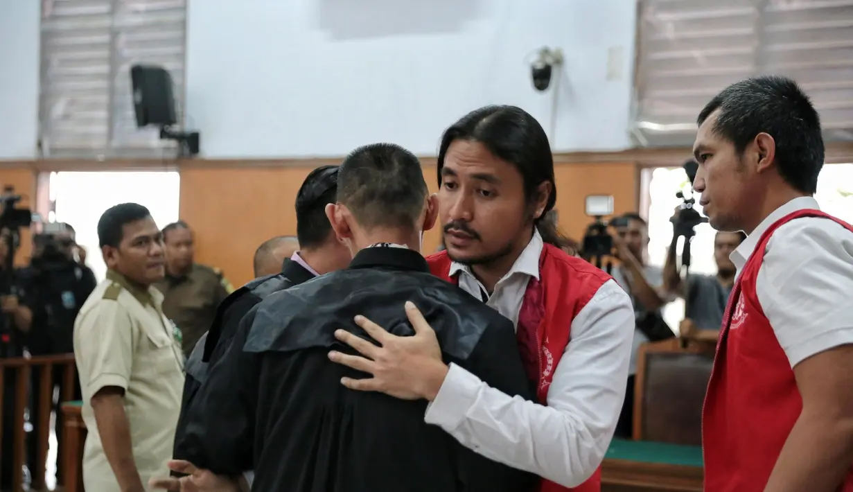 Ello ditangkap di kediamannya di kawasan Jagakarsa Minggu 6 Agustus 2017 silam. Penyanyi tersebut diamankan Satuan Narkotika Polres Metro Jakarta Selatan dengan barang bukti ganja seberat 4,25 gram. (Adrian Putra/Bintang.com)