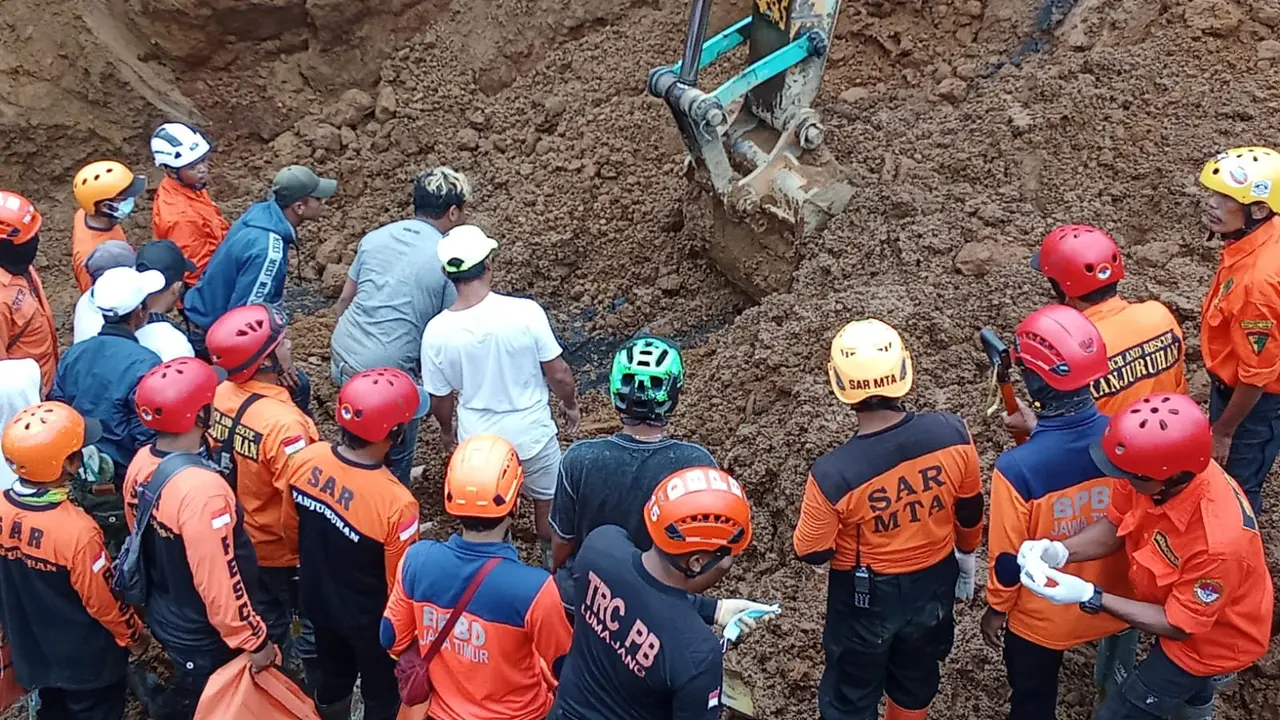 Upaya pencarian korban longsor di Lumajang menggunakan alat berat. (Dian Kurniawan/Liputan6.com)