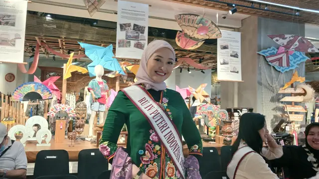 Putri Modiyanti dalam Acara Merayakan Kebaya, Merayakan Pesona Perempuan Indonesia yang diselenggarakan Mustika Ratu bersama Sarinah dalam rangka Hari Kebaya Nasional 2026 di Sarinah Thamrin, Jakarta, Jumat (24/7/2026). (Liputan6.com/Nurri Indah)