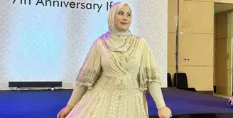 Tasyi Athasyia tampil mengenakan dress bermotif yang cocok dikenakan untuk pesta. @tasyiiathasyi