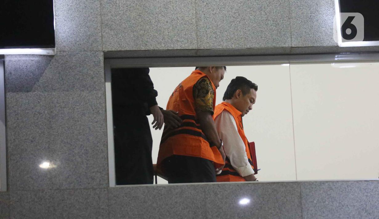 Bupati Cilacap, Jawa Tengah, Syamsul Auliya Rachman (ketiga kiri) bersama Sekda Sadmoko Danardono saat digiring petugas menuju mobil tahanan di Gedung Merah Putih Komisi Pemberantasan Korupsi (KPK), Jakarta, Sabtu (14/3/2026). Komisi Pemberantasan Korupsi (KPK) resmi menahan dua tersangka terkait dugaan pemerasan dan penerimaan lainnya di lingkungan Pemerintah Kabupaten Cilacap, Jawa Tengah. (Liputan6.com/Helmi Fithriansyah)