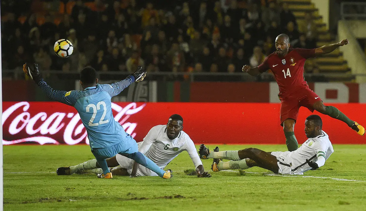Gelandang Portugal, Manuel Fernandes, melepaskan tendangan ke gawang Arab Saudi pada laga persahabatan di Stadion Municipal do Fontelo, Sabtu (11/11/2017). Portugal menang 3-0 atas Arab Saudi. (AFP/Francisco Leong)