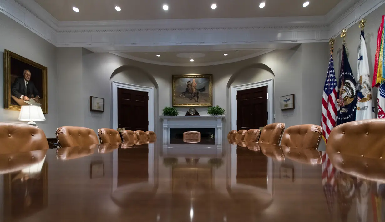 Ruang Roosevelt Gedung Putih yang baru direnovasi di Washington, Selasa (22/8). Renovasi interior dan eksterior rumah dinas Presiden AS Donald Trump itu memakan biaya hingga Rp 45 miliar. (AP Photo/Carolyn Kaster)