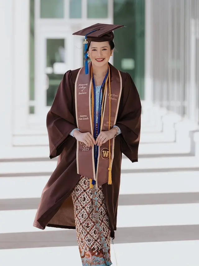 8 Potret Beby Tsabina Lulus dari Western Michigan Univeristy, Menawan dengan Kebaya