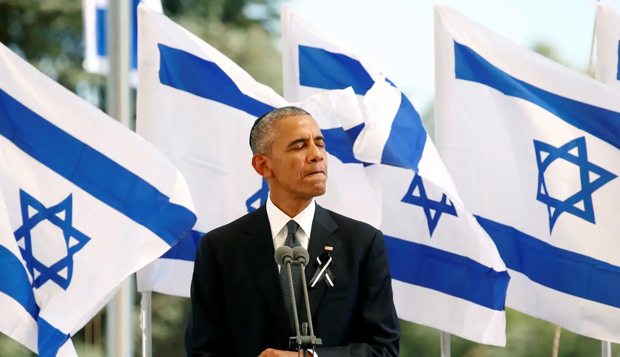 Presiden AS Barack Obama memberikan testimoni pada pemakaman mantan Presiden Israel Shimon Peres di Yerusalem Jumat (30/9). Peres meninggal dunia karena terkena stroke di usia 93 tahun. (REUTERS/ Kevin Lamarque)