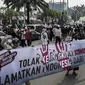Massa dari sejumlah ormas membentangkan spanduk saat demonstrasi di depan Gedung MPR/DPR/DPD, Jakarta, Rabu (24/6/2020). Dalam aksinya mereka menuntut Rancangan Undang-undang (RUU) Haluan Ideologi Pancasila (HIP) ditarik dari Program Legislasi Nasional (Prolegnas). (Liputan6.com/Johan Tallo)