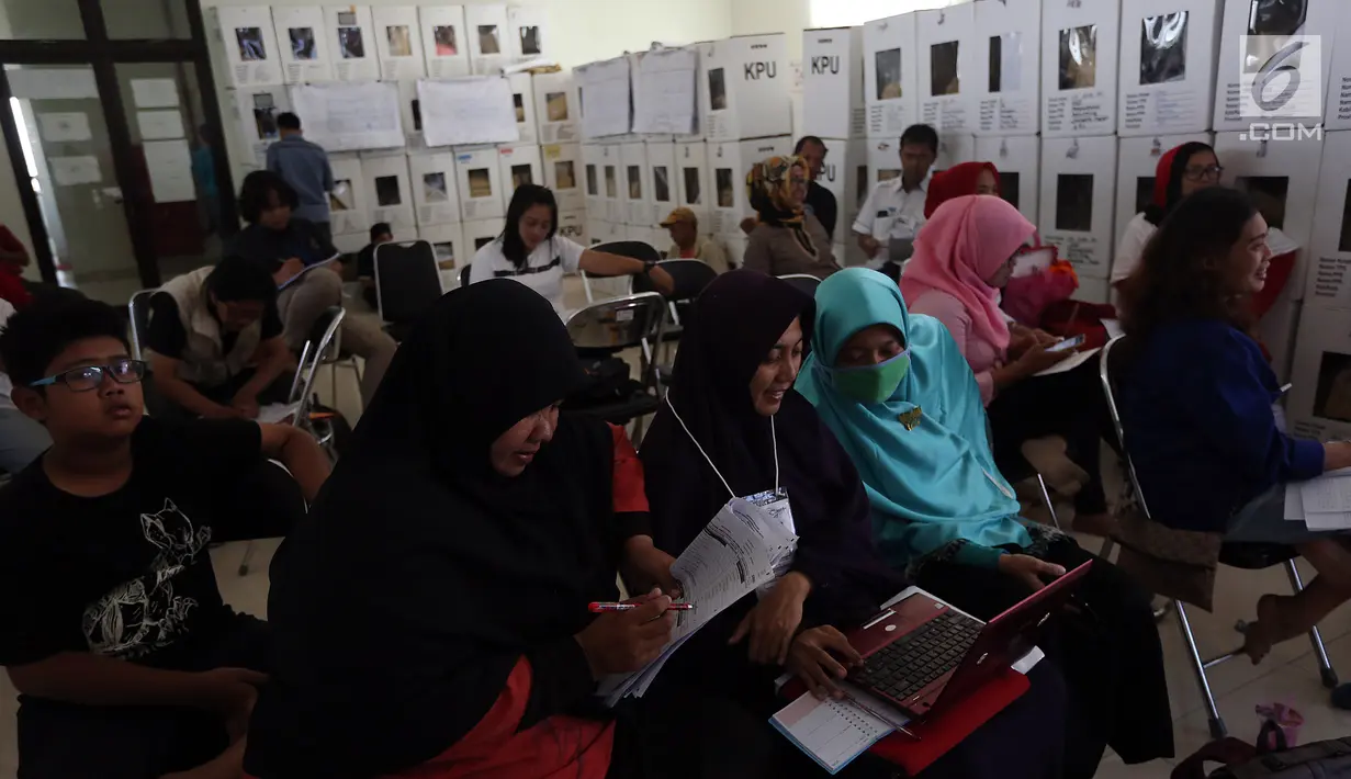 Sejumlah petugas melakukan perhitungan rekapitulasi surat suara di Kecamatan Menteng, Jakarta, Kamis (25/4). Hingga hari ini proses rekapitulasi suara di kecamatan Menteng telah merampungkan 55 persen dari total 246 di Kecamatan Menteng. (Liputan6.com/Johan Tallo)