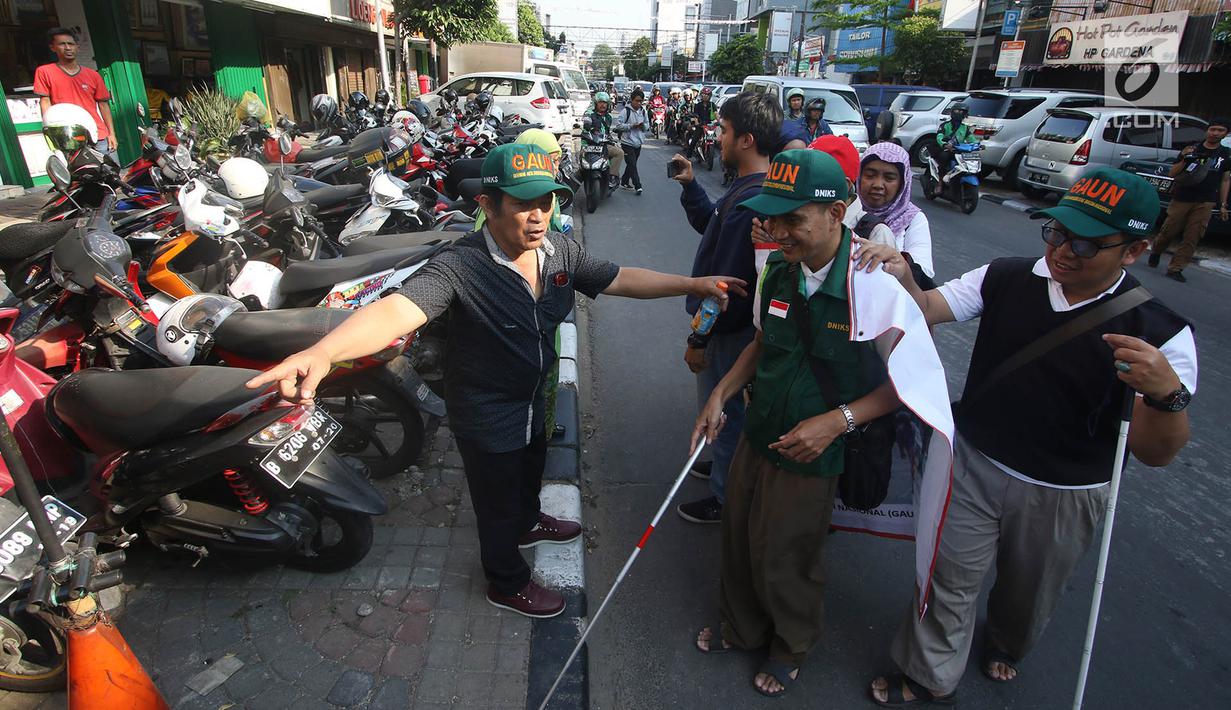 Penyandang disabilitas melintas saat kampanye Bulan Patuh Pedestrian, Jakarta, Rabu (30/8). Kampanye dilakukan untuk memantau fasilitas akses pejalan kaki untuk disabilitas yang banyak diokupasi oleh parkir liar. (Liputan6.com/Immanuel Antonius)