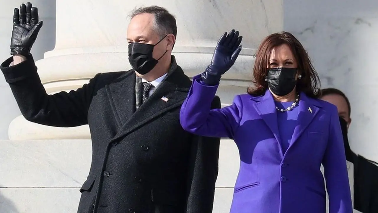 Penampilan Kamala Harris saat dilantik menjadi Wakil Presiden Amerika Serikat menggunakan karya-karya desainer kulit berwarna