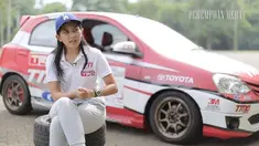Olahraga balap mobil  bukan saja milik para pria. Alinka Hardianti membuktikan bahwa perempuan bisa juga menjadi ‘sangar’ di belakang kemudi