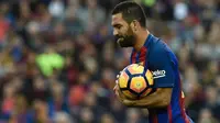 Gelandang Barcelona Arda Turan menunjukkan raut muka kecewa saat laga melawan Malaga di Camp Nou, Barcelona, Sabtu (19/11/2016). (AFP/Lluis Gene)