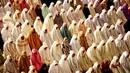 Umat ​​muslim melaksanakan salat Idul Adha di Masjid Islamic Center, Lhokseumawe, Aceh, Selasa (20/7/2021). Umat muslim Indonesia melewati Hari Raya Idul Adha tahun ini di tengah gelombang virus corona COVID-19. (Azwar Ipank/AFP)