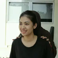 Selain itu, Della juga mengatakan bahwa saat ini secara perlahan Jupe juga sudah mulai bisa menelan, meskipun bukan makanan berat dan hanya air zam-zam yang disuapi dengan sendok. (Galih W. Satria/Bintang.com)