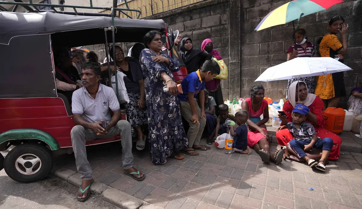 <p>Antrean warga yang menunggu untuk mendapatkan minyak tanah di tengah kelangkaan gas untuk memasak di Kolombo, Sri Lanka, Selasa, 17 Mei 2022. Warga beralih menggunakan minyak tanah untuk memasak di tengah kelangkaan gas di mana antrean panjang terlihat dan kerap berubah menjadi aksi protes dadakan karena konsumen mulai frustasi dan khawatir kehabisan stok. (AP Photo/Eranga Jayawardena)</p>