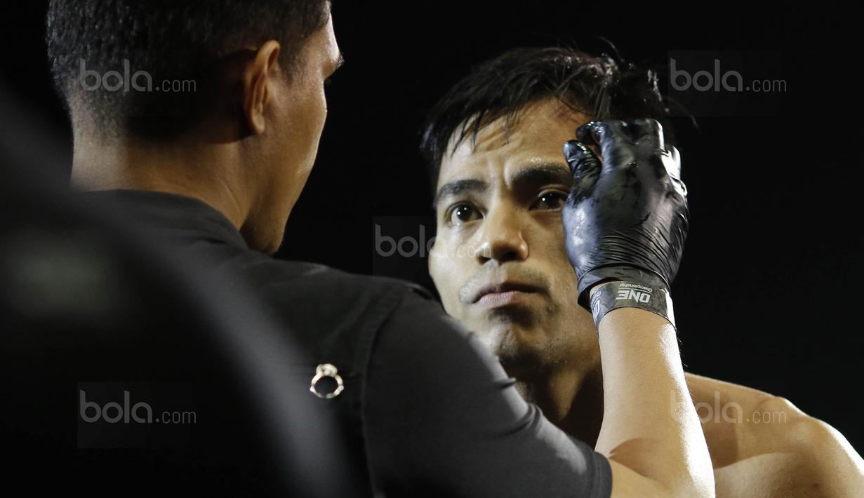 Petarung Indonesia, Stefer Rahardian, saat bertanding melawan petarung Kamboja, Shin Bunsrun, pada One Champhionship di JCC, Senayan, Sabtu (16/9/2017). Stefer hanya memerlukan satu ronde untuk mengalahkan Shin. (Bola.com/M Iqbal Ichsan)