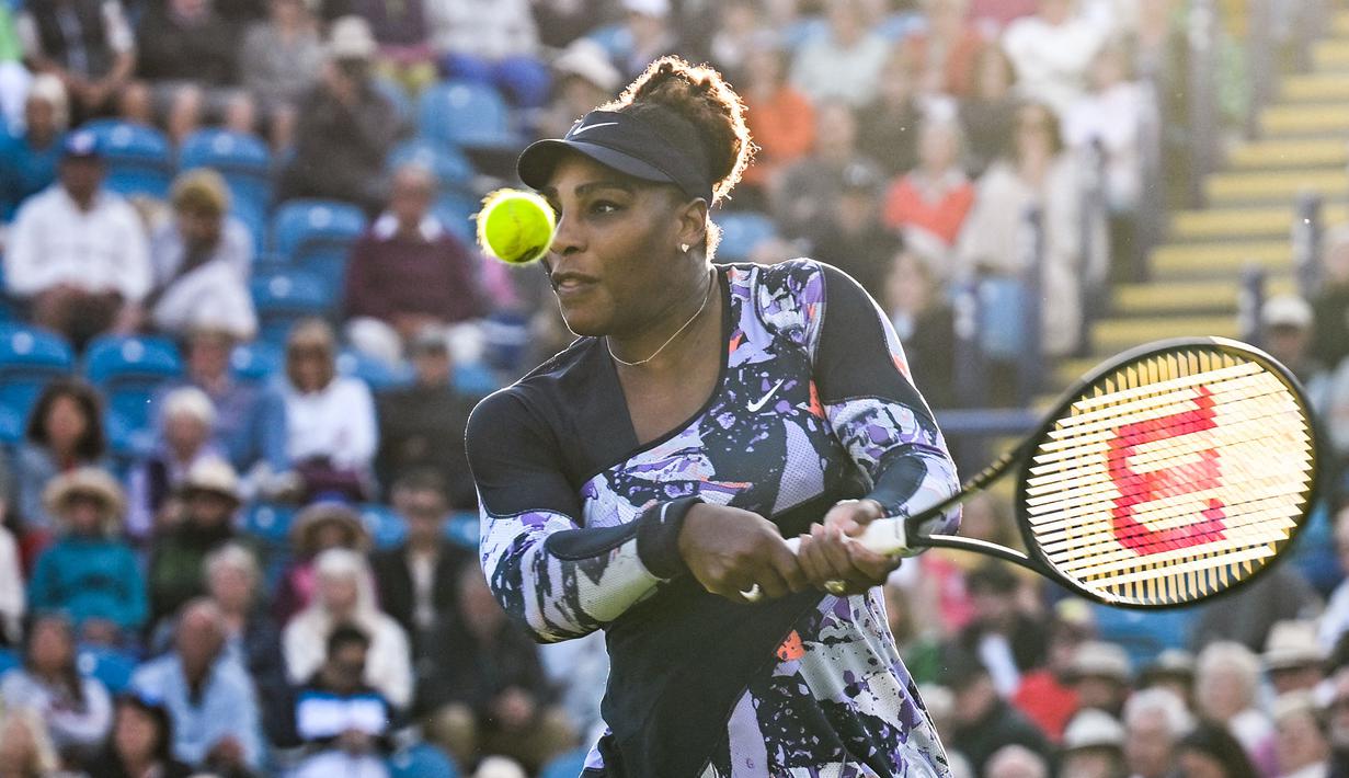 Pemain Amerika Serikat, Serena Williams berusaha mengembalikan bola menuju petenis ganda putri Sara Sorribes Tormo dari Spanyol dan Marie Bouzkova dari Republik Ceko saat putaran 8 pertandingan tenis ganda putri, yang ia mainkan dengan Ons Jabeur Tunisia pada hari ketiga turnamen tenis Eastbourne International di Eastbourne, Inggris pada 21 Juni 2022. (AFP/Glyn Kirk)