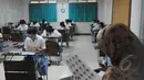Sejumlah siswi mengikuti Ujian Nasional (UN) secara  Paper Base Test (PBT) di SMA Santa Ursula , Jakarta, Senin (13/4/2015). Mulai hari ini SMA/SMK sederajat menjalani Ujian Nasional 2015 baik secara online maupun Manual. (Liputan6.com/Herman Zakharia)
