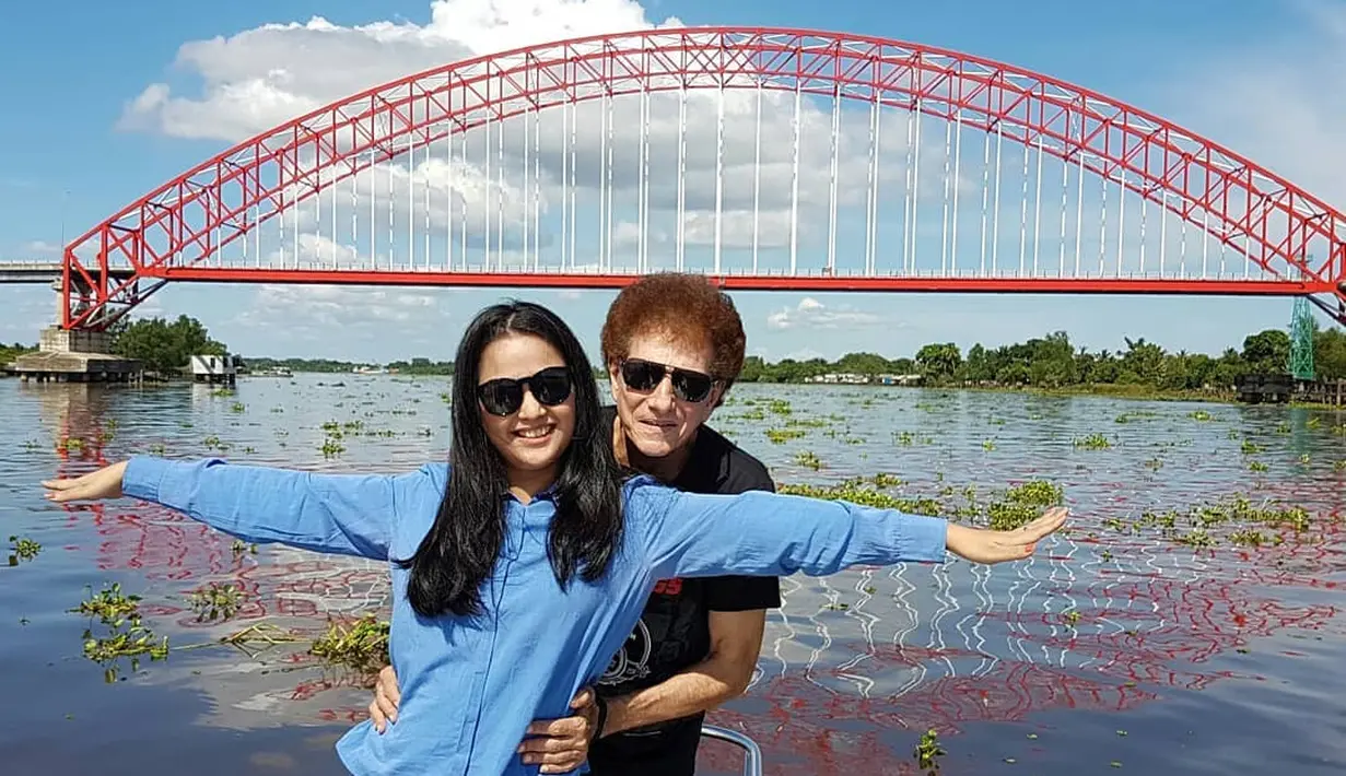 Selisih umur yang cukup banyak itu ternyata tidak membuat Ahmad Albar dan Dewi Sri Astuti canggung. Hubungan mereka terlihat mesra dan bahagia. Banyak juga foto mereka berdua yang begitu menunjukkan kesan romantis. (Instagram/dewiye04)