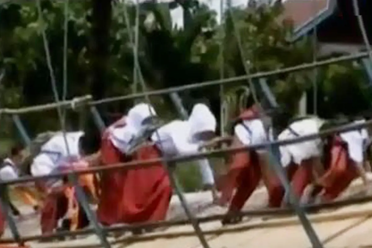 VIDEO: Demi Sekolah, Siswa Medan Merangkak Meniti Jembatan Ambruk