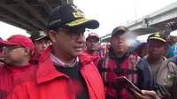 Gubernur DKI Jakarta Anies Baswedan meninjau banjir di kawasan Cipinang Melayu, Jakarta Timur. Rabu (1/1/2020). (Liputan6.com/ Nanda Perdana Putra)