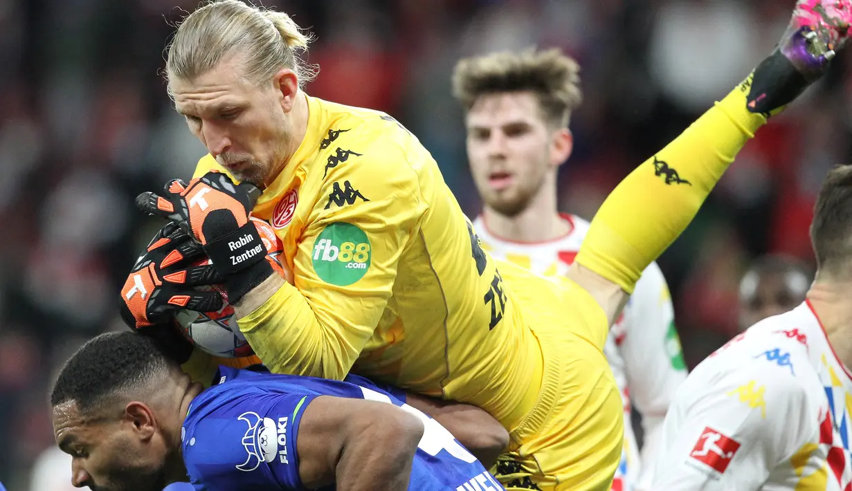 Robin Zentner. Kiper asal Jerman berusia 27 tahun yang kini memasuki musim ke-8 bersama FSV Mainz 05 ini sementara menjadi kiper dengan torehan clean sheet terbanyak di Liga Jerman musim 2021/2022. Ia telah mencetak 8 kali clean sheet musim ini dari total 23 laga. (AFP/Daniel Roland)
