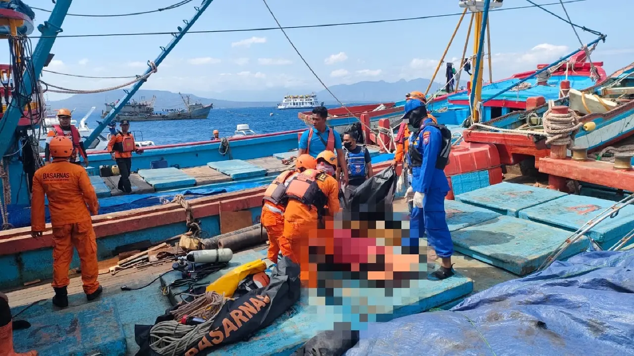 Tim Satpol Air bersama  bersama Personil Kantor SAR Banyuwangi mengevakuasi jasad ABK Kapal yang tewas (Istimewa)