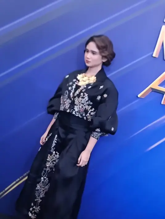 Tissa Biani hadir mengenakan pakaian serba hitam dengan aksen bordiran bunga-bunganya. Dipadukan kalung besar keemasan. [@hairdo_mitsa]