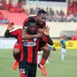 Boakay Edi Foday dan Titus Bonai selebrasi rayakan gol di Mandala (antara foto/Roy Ratumakin)