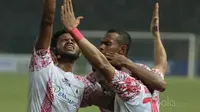 Para pemain Persipura berdoa usai Addison Oliveira mencetak gol ke gawang Persija Jakarta pada lanjutan Liga 1 2017 di Stadion Patriot, Bekasi, Sabtu (08/7/2017). (Bola.com/Nicklas Hanoatubun)