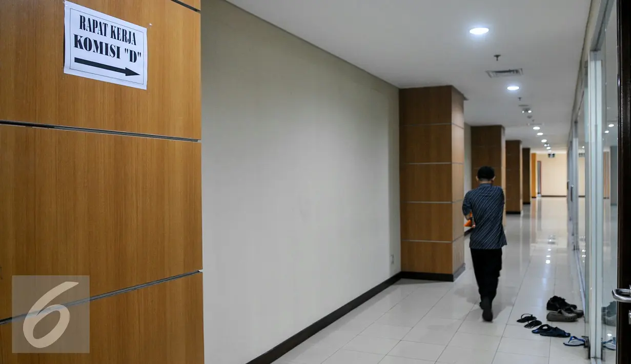 Seorang petugas melintasi lorong ruangan yang mengarah ke ruang rapat Komisi D DPRD DKI Jakarta, Jumat (1/4/2016). KPK segel 4 ruangan DPRD DKI terkait penangkapan Mohammad Sanusi dalam Operasi tangkap tangan (OTT). (Liputan6.com/Yoppy Renato)