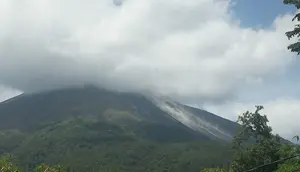 Sempat dinyatakan normal, Gunung Karangetang di Kabupaten Kepulauan Siau Tagulandang Biaro (Sitaro), Provinsi Sulut, kembali bergejolak, Senin (15/4/2019). (Liputan6.com/ Yoseph Ikanubun)