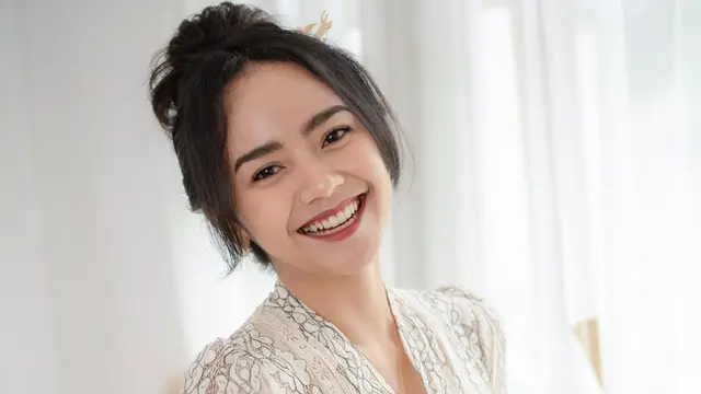 Potret Ayu Puspa yang Senyumnya Curi Perhatian