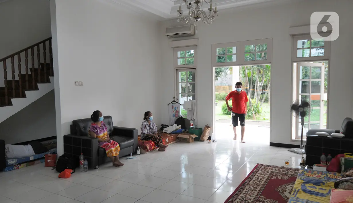 Aktivitas warga positif Covid-19 tanpa gejala yang menjalani isolasi mandiri di sebuah rumah mewah di Jalan MPR 1, Cilandak, Jakarta, Rabu (7/7/2021). Mereka yang menjalani isolasi mandiri di rumah mewah itu mendapatkan bantuan kebutuhan sehari-hari dari warga sekitar. (merdeka.com/Arie Basuki)