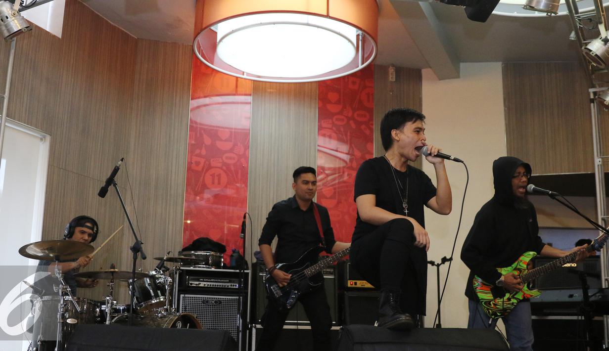 Penampilan musisi Grassrock  seusai  peluncuran album di Kawasan Kemang, Jakarta, Jumat (29/04/2016). Boomerang, Grassrock dan D'bandhits launching album kompilasi mereka yang diberi nama 3 ROCK. (Liputan6.com/Herman Zakharia)