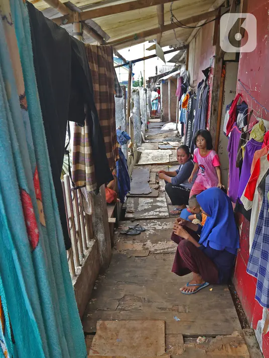 Aktivitas warga di kawasan Kampung Tembok, Muara Angke, Jakarta Utara, Rabu (4/3/2020). Untuk mencapai Kampung Tembok warga terpaksa membuat tangga darurat. (Liputan6.com/Herman Zakharia)