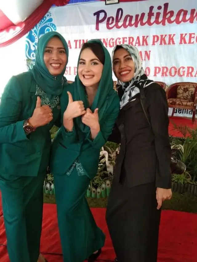 Ragam Gaya Berkerudung Arumi Bachsin yang Berulang Tahun Hari Ini