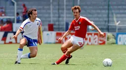2. Sergei Aleinikov mencetak gol saat pertandingan Uni Soviet melawan Inggris baru berjalan 2 menit 7 detik di Piala Eropa 1988. (AFP)