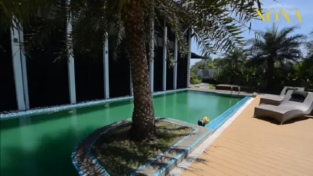 Ada kolam renang di rumah pemilik Dnars Skincare (YouTube Lensa Nona)