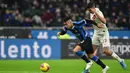 Striker Inter Milan, Lautaro Martinez, beradu cepat dengan bek AS Roma, Gianluca Mancini, pada laga Serie A Italia di Stadion San Siro, Milan, Jumat (6/12). Kedua klub bermain imbang 0-0. (AFP/Miguel Medina)