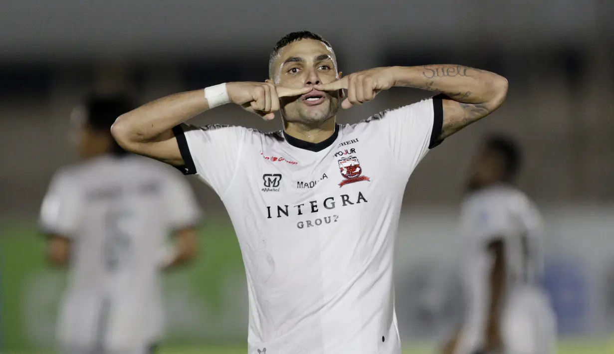 Bek Madura United, Jaimerson Xavier, melakukan selebrasi usai membobol gawang Bhayangkara FC pada laga Liga 1 2019 di Stadion Madya, Jakarta, Senin (5/8). Kedua tim bermain imbang 1-1. (Bola.com/M iqbal Ichsan)