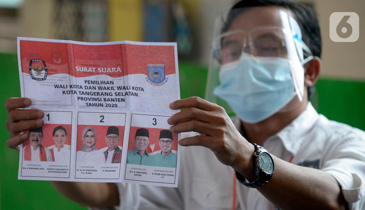 Petugas KPPS melakukan penghitungan suara di TPS 36 Perumahan Griya Pamulang 2, Tangerang Selatan, Rabu (9/12/2020). Sebanyak 976.019 orang terdaftar dalam Daftar Pemilih Tetap (DPT) pada Pilkada Tangsel 2020 yang diikuti tiga pasang calon Wali Kota dan Wakil Wali Kota (merdeka.com/Dwi Narwoko)