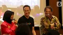 Menkominfo Rudiantara (kanan) mendengarkan paparan pada acara Girls Takeover 'Sehari Jadi Menteri' yang digelar Yayasan Plan International Indonesia di kantor Google Indonesia, Jakarta, Kamis (10/10/2019). Rudiantara mengaku mengapresiasi program tersebut. (Liputan6.com/HO/Ijal)