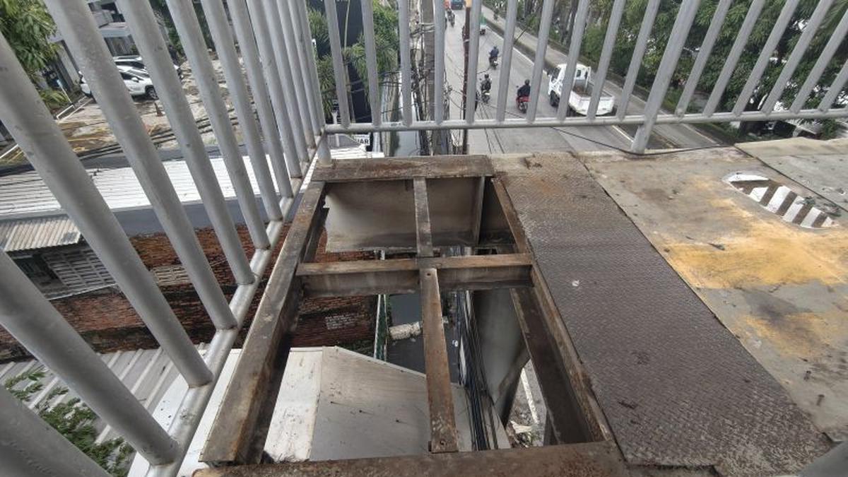 Pelat Besi JPO Sahabat di Jalan Daan Mogot Jakbar Hilang, Warga Kesulitan Menyeberang