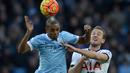 Manchester City, Fernandinho (kiri) berebut bola dengan pemain Tottenham Hotspur, Harry Kane pada lanjutan Liga Inggris pekan ke-26 di Stadion Etihad, Minggu (14/2/2016). Spurs menang 2-1. (AFP/Oli Scarff)