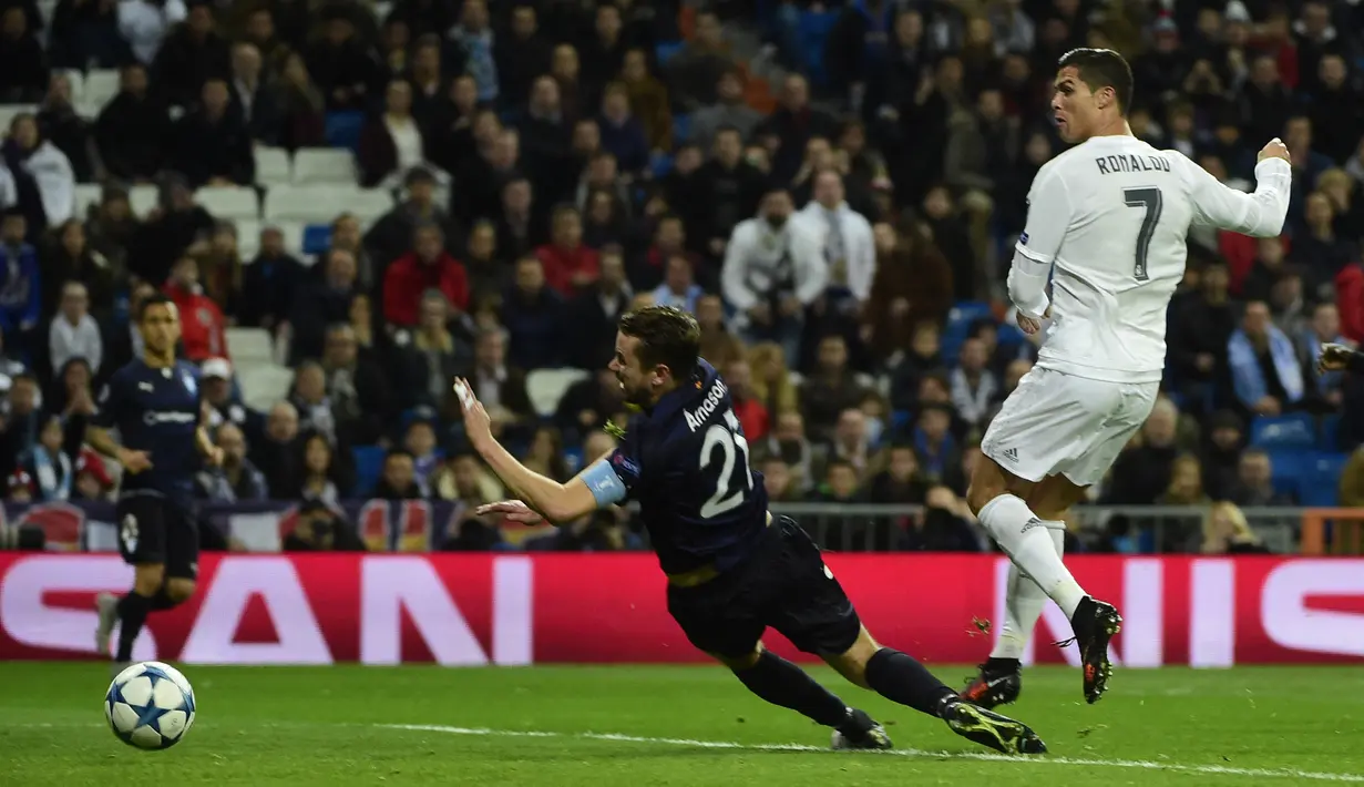 16 Gol. Pada musim 2015/2016, Cristiano Ronaldo mencetak 16 gol dari 12 laga hingga babak final dan mengantarkan Real Madrid menjadi juara usai mengalahkan Atletico Madrid melalui adu penalti (28/5/2016). Ketajamannya dibuktikan dengan torehan 2 kali hattrick ke gawang Shakhtar Donetsk (15/5/2015) dan Vfl Wolfsburg (12/4/2016), serta 1 kali quattrick ke gawang Malmo (8/12/2015). (AFP/Pierre-Philippe Marcou)