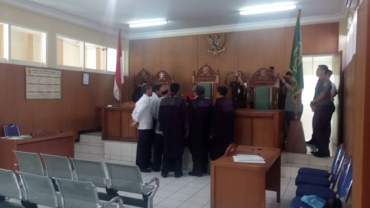 Anggota tim Advokasi Muslim Pembela Tauhid bersitegang dengan terdakwa Uus di muka persidangan